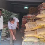 रासायनिक खाद की कालाबाजारी पर प्रशासन सख्त,, एक का लाइसेंस सस्पेंड तो दूसरा को नोटिस