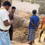 बुधराम पटेल शासकीय शिक्षक के द्वारा शासकीय भूमि गली मोहल्ला के बीच अवैध शौचालय गड्ढा निर्माण आखिर किसके संरक्षण मे