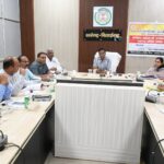 कलेक्टर ने ली स्वास्थ्य विभाग की समीक्षा बैठक; संस्थागत प्रसव और आयुष्मान कार्ड पंजीयन में तेजी लाने के निर्देश