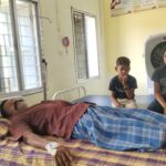 रिश्तों की अनूठी मिसाल अस्पताल में नाना की सेवा में जुटे मासूम बबु और सोमू