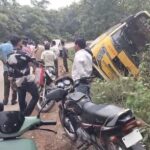 ब्रेकिंग न्यूज,,, फिर सडक हादसा घाटी में यात्री बस पलटी,,, देखे वीडियो